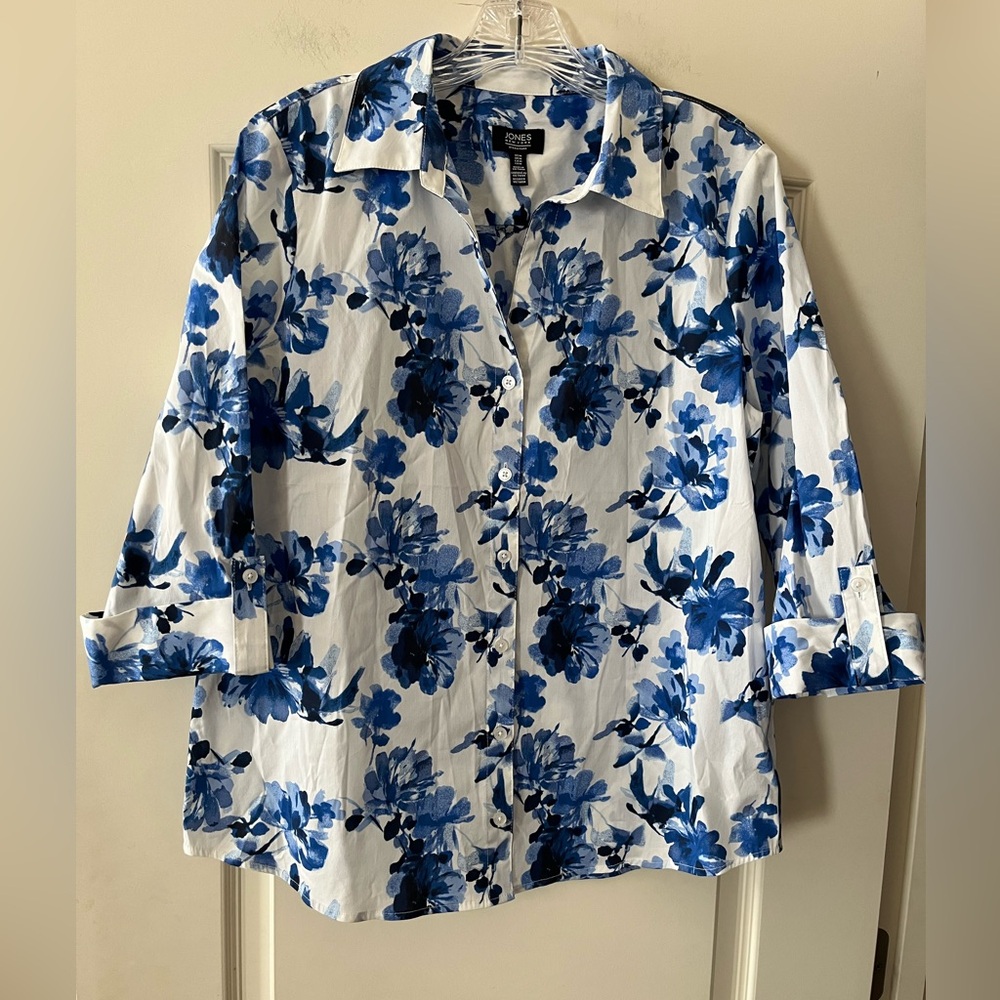 Jones New York Signature White and Blue Floral Button Down Shirt Size Medium